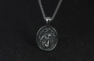 Vue macro du pendentif épines et clou en argent rétro avec processus de noircissement