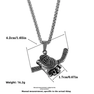 Gros plan du pendentif gant de hockey en acier inoxydable avec dimensions et texte MOTION