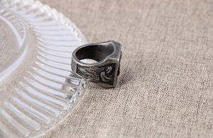 Vue détaillée de la bague gothique rétro avec relief d'aile d'ange et finition oxydée