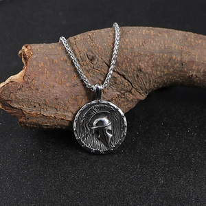 Pendentif casque de guerrier spartiate rétro en acier inoxydable sur décor en bois naturel