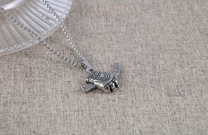 Détail du pendentif geste shaka en acier inoxydable avec gravure MOTION et chaîne