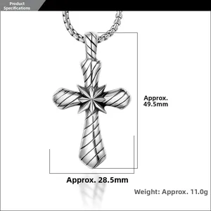 Détail du pendentif croix punk avec motif d'étoile et rayures diagonales gravées