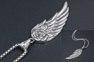 Détail du pendentif aile d'ange et rose sur une chaîne en acier de type vénitienne