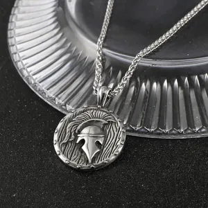 Pendentif bouclier avec casque spartiate en acier inoxydable argenté pour homme