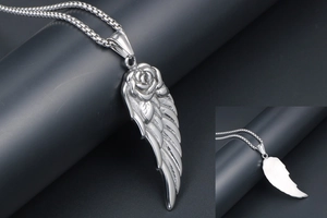 Gros plan du pendentif aile de rose en acier inoxydable argenté avec chaîne box