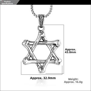 Dettaglio del ciondolo a esagramma con design a osso e misura altezza di 43 mm