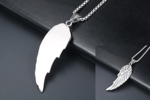 Détail macro du pendentif aile en plumes argentées avec rose et surface gravée
