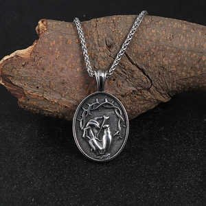 Collier vintage en acier titane avec pendentif main d'épines style punk et chaîne argent