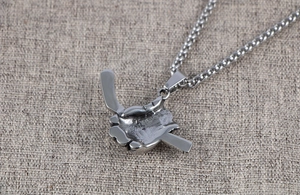 Détail du pendentif gant de baseball en acier inoxydable argenté texturé