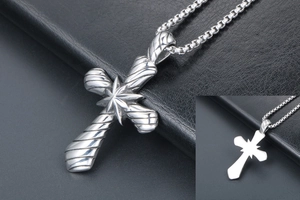 Vue détaillée du pendentif croix en acier titane rétro avec design en fil métallique