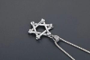 Dettaglio del pendente esagonale gotico con design a ossa e catena in metallo argento