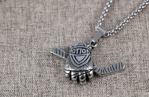 Détail macro du pendentif gant de baseball en acier inox avec gravure Motion