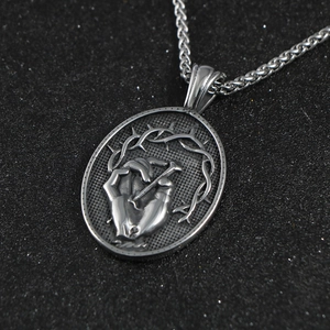 Collier avec pendentif ovale en acier au design rétro de mains épineuses et clou