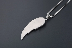 Gros plan du pendentif plume en argent brossé avec texture en acier inoxydable et chaîne