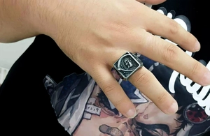 Détail d'une bague gothique avec relief de faucheuse et crâne pour hommes