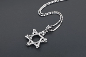 Vista macro di una collana a esagramma argento con dettagli ossei gotici e catena a perle