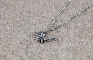 Détail du pendentif gant de hockey en acier avec gravure Motion sur une chaîne maille épi
