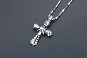Détail du pendentif croix rétro en titane avec gravure d'étoile et chaîne en boîte