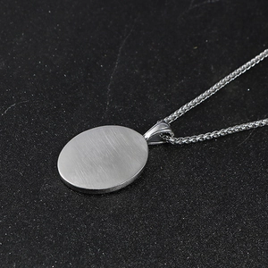 Collier pendentif ovale en acier inoxydable brossé pour homme avec chaîne épi argentée