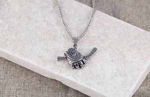 Vue détaillée du pendentif gant de hockey en acier inoxydable avec gravure MOTION sur pierre