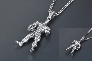 Détail macro du pendentif de musculation en argent rétro montrant les muscles