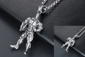 Détail du pendentif homme musclé en acier titane argenté avec chaîne à maillons
