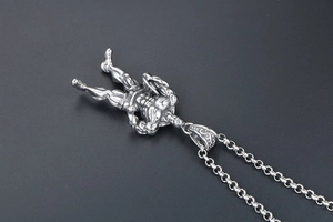 Détail du pendentif musculation en acier titane poli sur une chaîne en métal argenté