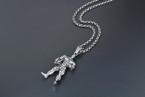 Vue latérale macro du pendentif de musculation en acier inoxydable avec détails