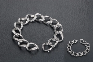 Makroansicht des Vintage-Armbands aus Titanstahl mit aufwendigen gotischen Gravuren