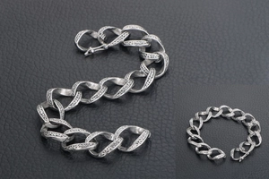 Detail eines Vintage-Silber-Hip-Hop-Armbands mit aufwendiger gotischer Blumenätzung