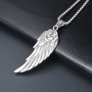 Collier avec pendentif ailes d'ange et rose en argent sur fond de cuir noir texturé