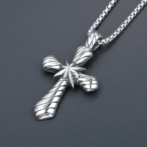 Collier croix en acier titane rétro avec texture spirale et chaîne box pour homme