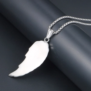 Collier avec pendentif aile en argent brossé et chaîne à perles carrées pour femmes
