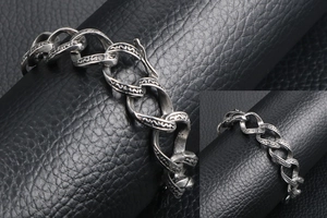 Detail eines Vintage-Gothic-Armbands aus Silber mit aufwendig gravierten Wellenmustern