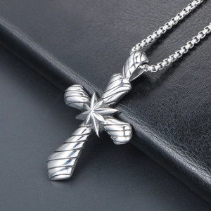 Collier pendentif croix punk en acier titane avec motif étoile sur chaîne