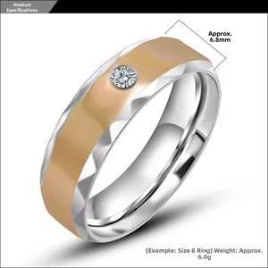 Détail d'une bague en titane bicolore 6,8 mm avec bande dorée mate et zircone cubique