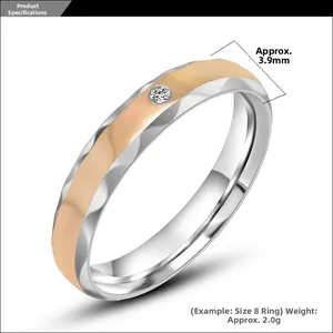 Vue détaillée de la bague bicolore à facettes avec cristal, largeur de 3,9 mm