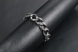 Makro-Detail der gotischen S-Gravur auf dem Vintage-Gliederkettenarmband aus Titanstahl