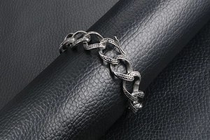 Nahaufnahme eines Vintage-Silberarmband mit gotischen Mustern auf schwarzem Leder