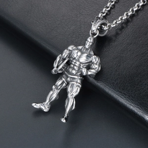 Collier poli en acier titane argenté avec pendentif de culturiste sur une chaîne en O