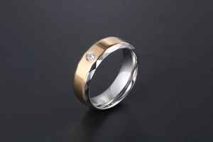 Détail d'une bague bicolore en acier titane avec zircone ronde étincelante