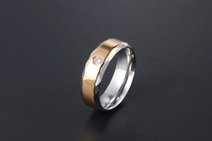 Détail de la bague bicolore martelée avec pierre de zircon étincelante au centre