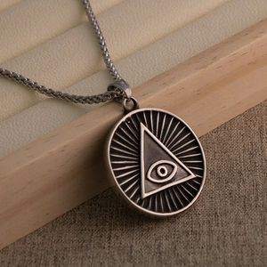 Collier avec Pendentif Œil de la Providence en Acier Inoxydable Rétro pour Homme Argent Antique Triangle Géométrique Bijoux Cadeau