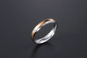 Détail de la bague argent et or rose avec texture martelée et petit oxyde de zirconium
