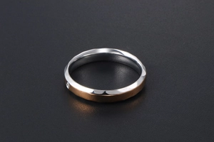 Gros plan d'une bague facettée bicolore en titane avec incrustation de diamant