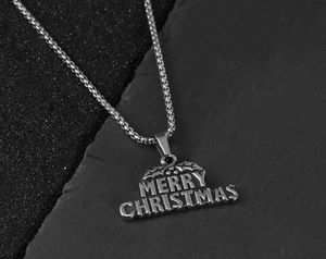 Gros plan détaillé d'un pendentif Merry Christmas en argent sur un collier de perles