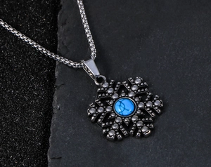 Macro detail van sneeuwvlok ketting met vintage zilveren afwerking en blauwe turquoise