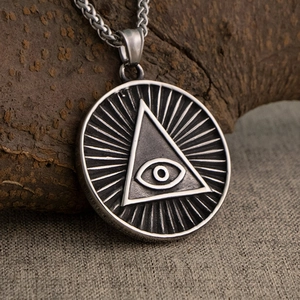 Collier en acier titane rétro avec pendentif triangle œil mystique sur bois