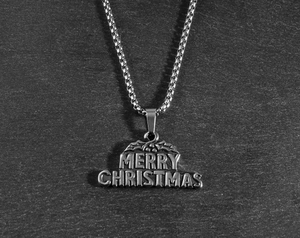 Détail du pendentif Merry Christmas avec feuilles de houx et chaîne en acier vintage