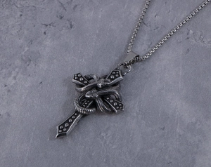 Dettaglio del ciondolo a croce gotica con doppia vipera in acciaio inossidabile argento antico